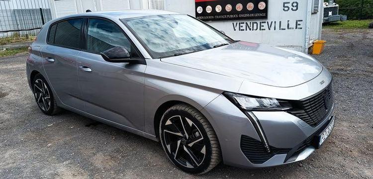 PEUGEOT 308 1.2 PURETECH 130 ALLURE PACK – ESSENCE – 10419 KMS – ANNEE 2023 GRIS PZ3G322