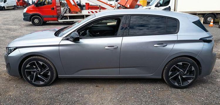 PEUGEOT 308 1.2 PURETECH 130 ALLURE PACK – ESSENCE – 10419 KMS – ANNEE 2023 GRIS PZ3G322