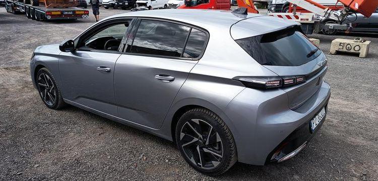 PEUGEOT 308 1.2 PURETECH 130 ALLURE PACK – ESSENCE – 10419 KMS – ANNEE 2023 GRIS PZ3G322
