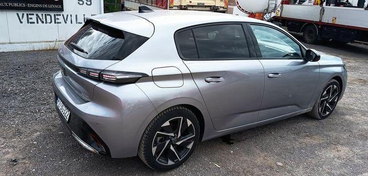 PEUGEOT 308 1.2 PURETECH 130 ALLURE PACK – ESSENCE – 10419 KMS – ANNEE 2023 GRIS PZ3G322