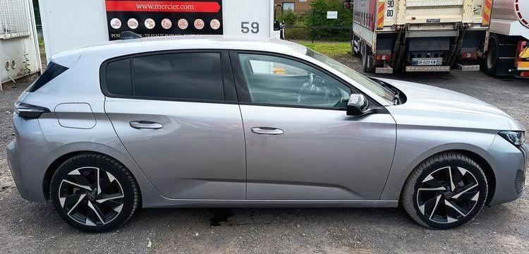 PEUGEOT 308 1.2 PURETECH 130 ALLURE PACK – ESSENCE – 10419 KMS – ANNEE 2023 GRIS PZ3G322