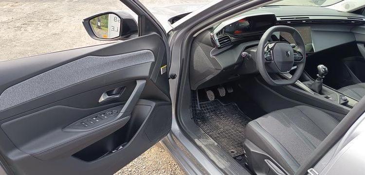 PEUGEOT 308 1.2 PURETECH 130 ALLURE PACK – ESSENCE – 10419 KMS – ANNEE 2023 GRIS PZ3G322