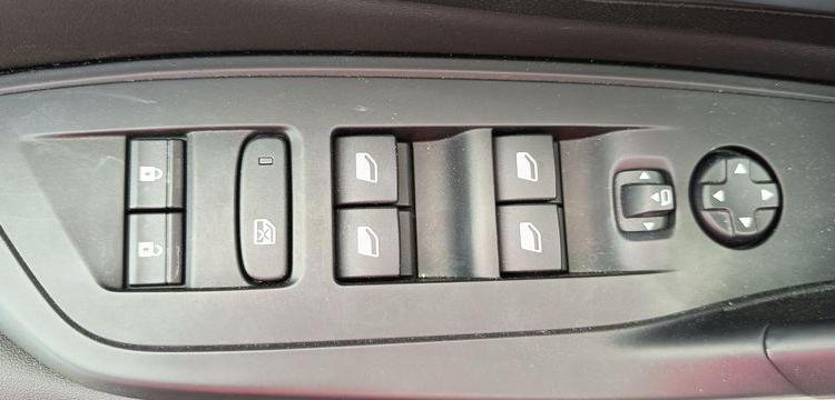 PEUGEOT 308 1.2 PURETECH 130 ALLURE PACK – ESSENCE – 10419 KMS – ANNEE 2023 GRIS PZ3G322