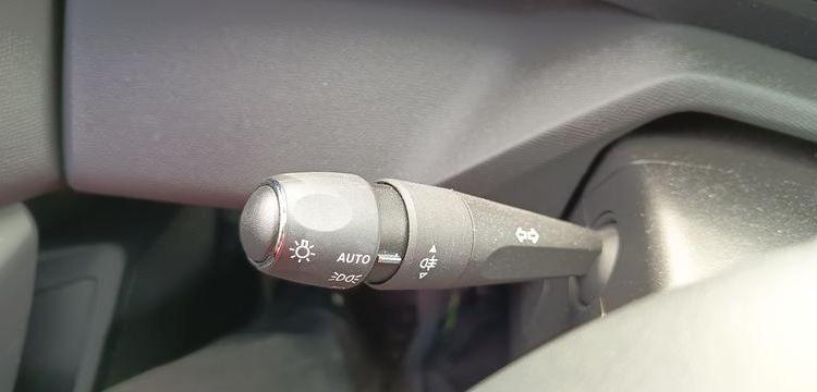 PEUGEOT 308 1.2 PURETECH 130 ALLURE PACK – ESSENCE – 10419 KMS – ANNEE 2023 GRIS PZ3G322