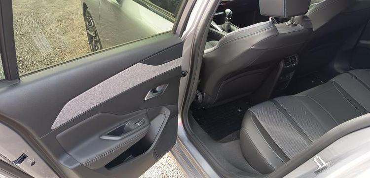 PEUGEOT 308 1.2 PURETECH 130 ALLURE PACK – ESSENCE – 10419 KMS – ANNEE 2023 GRIS PZ3G322