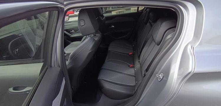 PEUGEOT 308 1.2 PURETECH 130 ALLURE PACK – ESSENCE – 10419 KMS – ANNEE 2023 GRIS PZ3G322