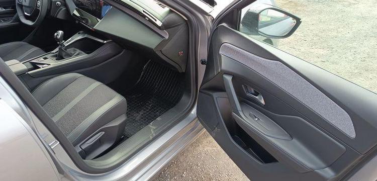 PEUGEOT 308 1.2 PURETECH 130 ALLURE PACK – ESSENCE – 10419 KMS – ANNEE 2023 GRIS PZ3G322