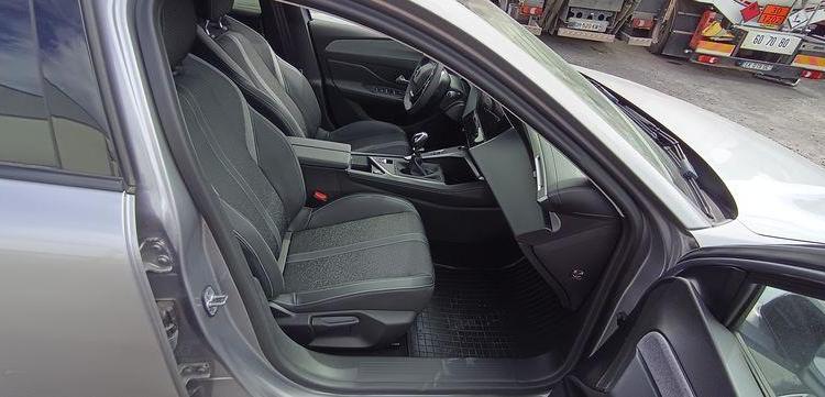 PEUGEOT 308 1.2 PURETECH 130 ALLURE PACK – ESSENCE – 10419 KMS – ANNEE 2023 GRIS PZ3G322
