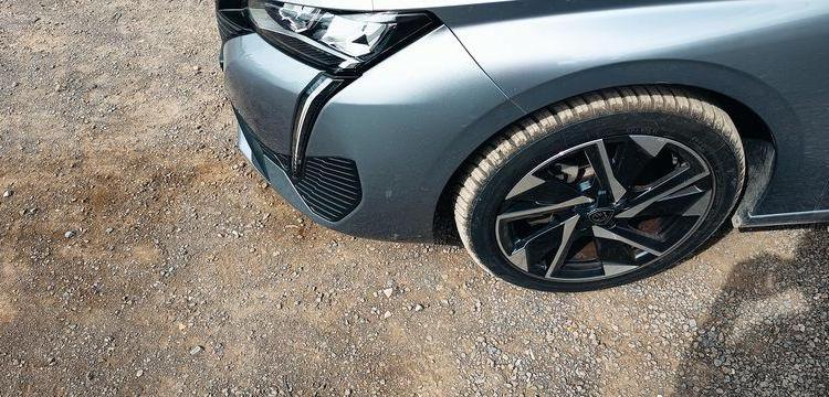 PEUGEOT 308 1.2 PURETECH 130 ALLURE PACK – ESSENCE – 10419 KMS – ANNEE 2023 GRIS PZ3G322