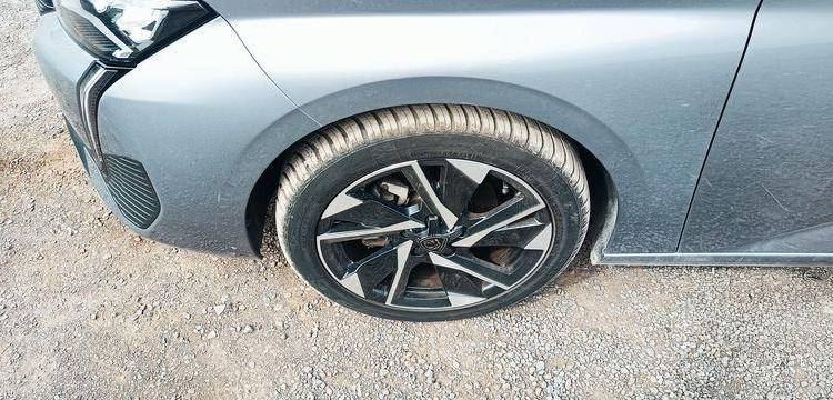 PEUGEOT 308 1.2 PURETECH 130 ALLURE PACK – ESSENCE – 10419 KMS – ANNEE 2023 GRIS PZ3G322