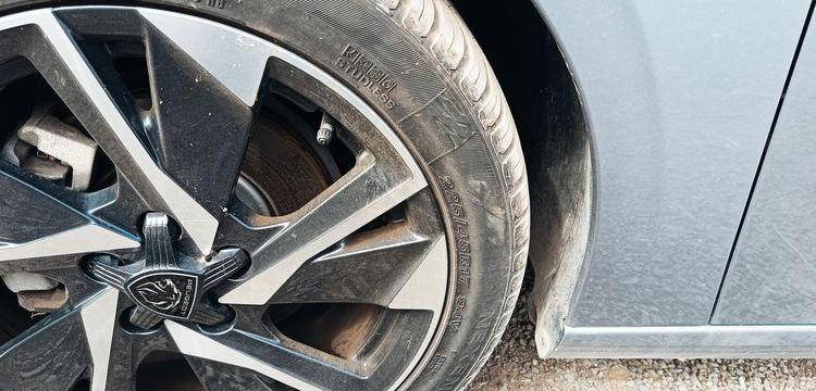PEUGEOT 308 1.2 PURETECH 130 ALLURE PACK – ESSENCE – 10419 KMS – ANNEE 2023 GRIS PZ3G322