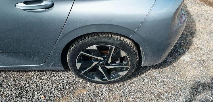 PEUGEOT 308 1.2 PURETECH 130 ALLURE PACK – ESSENCE – 10419 KMS – ANNEE 2023 GRIS PZ3G322