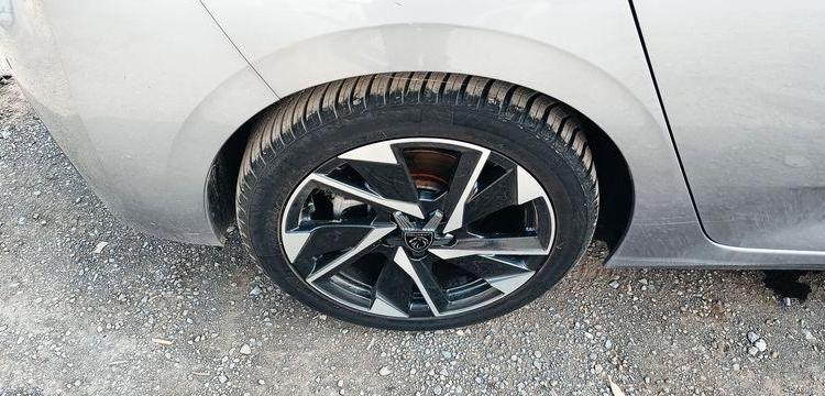 PEUGEOT 308 1.2 PURETECH 130 ALLURE PACK – ESSENCE – 10419 KMS – ANNEE 2023 GRIS PZ3G322