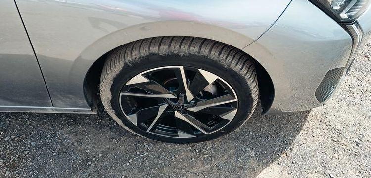 PEUGEOT 308 1.2 PURETECH 130 ALLURE PACK – ESSENCE – 10419 KMS – ANNEE 2023 GRIS PZ3G322