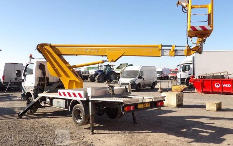 NISSAN CABSTAR E3,5T 3,0 TD 125 CV AVEC NACELLE MULTITEL ALU AF 20 M – DIESEL 4174 H BLANC 83APW59