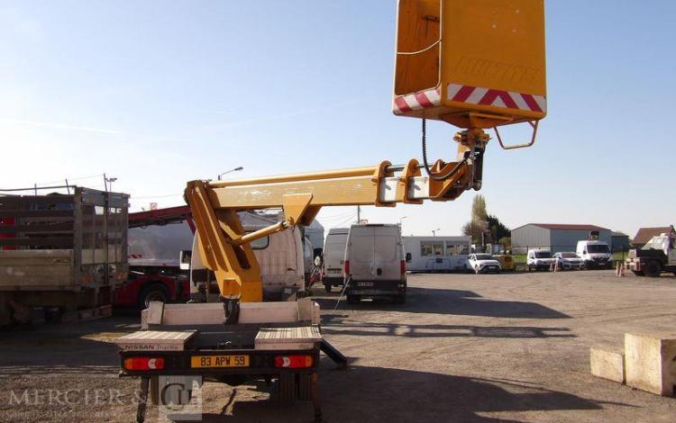 NISSAN CABSTAR E3,5T 3,0 TD 125 CV AVEC NACELLE MULTITEL ALU AF 20 M – DIESEL 4174 H BLANC 83APW59