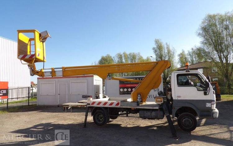 NISSAN CABSTAR E3,5T 3,0 TD 125 CV AVEC NACELLE MULTITEL ALU AF 20 M – DIESEL 4174 H BLANC 83APW59