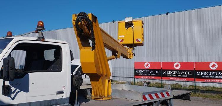 NISSAN CABSTAR E3,5T 3,0 TD 125 CV AVEC NACELLE MULTITEL ALU AF 20 M – DIESEL 4174 H BLANC 83APW59