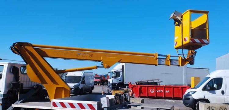 NISSAN CABSTAR E3,5T 3,0 TD 125 CV AVEC NACELLE MULTITEL ALU AF 20 M – DIESEL 4174 H BLANC 83APW59