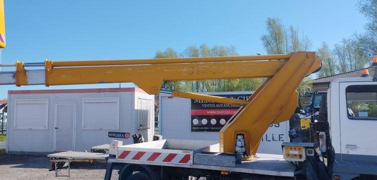 NISSAN CABSTAR E3,5T 3,0 TD 125 CV AVEC NACELLE MULTITEL ALU AF 20 M – DIESEL 4174 H BLANC 83APW59