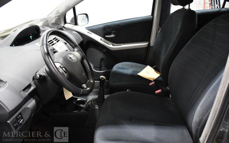 TOYOTA YARIS 1.4 D4D 90 LUNA PACK GRIS BS-601-NH