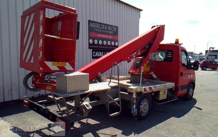 IVECO 35S12 NACELLE SUR VL 17M 3145H GSR E179T ROUGE DB-689-LQ