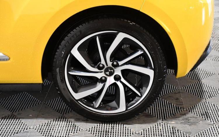CITROEN DS3 1,2 PURETECH 80 SO CHIC JAUNE DM-020-CM