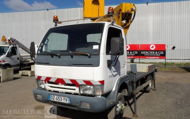 NISSAN CABSTAR 3,0 TD 125 CV AVEC NACELLE MULTITEL 160 ALU DS – DIESEL – 4774 HEURES BLANC DZ-453-YV