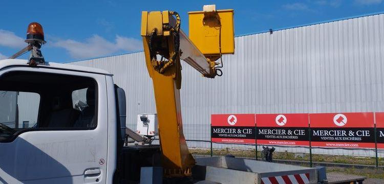 NISSAN CABSTAR 3,0 TD 125 CV AVEC NACELLE MULTITEL 160 ALU DS – DIESEL – 4774 HEURES BLANC DZ-453-YV