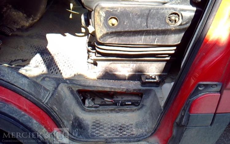 IVECO 35-130 BENNE SIMPLE CABINE COFFRE ROUGE EG-194-HA