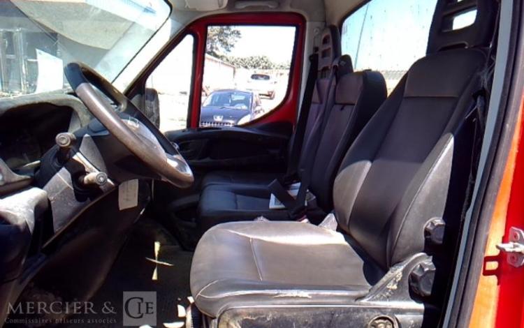 IVECO 35-130 BENNE SIMPLE CABINE COFFRE ROUGE EG-194-HA