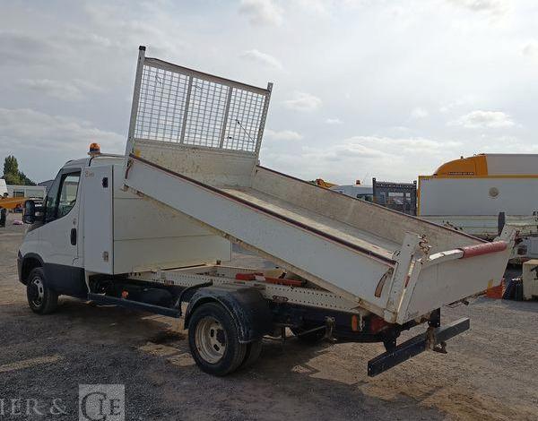 IVECO DAILY VI 35C12 2,3D 16V 116CV BENNE AVEC COFFRE ACIER DIESEL – 112978 KMS BLANC FA-060-CK