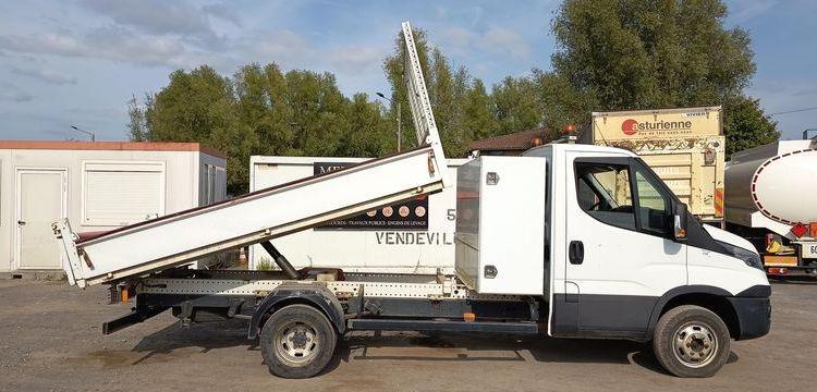 IVECO DAILY VI 35C12 2,3D 16V 116CV BENNE AVEC COFFRE ACIER DIESEL – 112978 KMS BLANC FA-060-CK