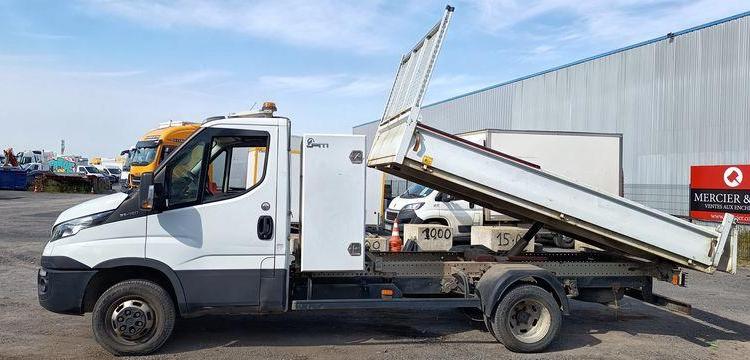 IVECO DAILY 35C12 2,3D 16V 116CV BENNE AVEC COFFRE ACIER DIESEL  – 164019 KMS BLANC FA-377-CK