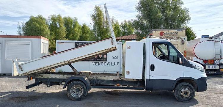 IVECO DAILY 35C12 2,3D 16V 116CV BENNE AVEC COFFRE ACIER DIESEL  – 164019 KMS BLANC FA-377-CK