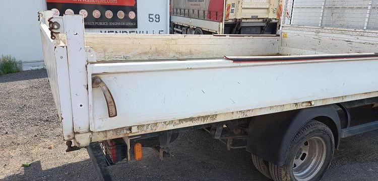 IVECO DAILY 35C12 2,3D 16V 116CV BENNE AVEC COFFRE ACIER DIESEL  – 164019 KMS BLANC FA-377-CK