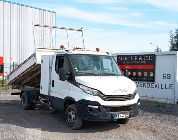 IVECO DAILY 35C12 BENNE AVEC COFFRE ACIER DIESEL – 136741 KMS – ANNEE 2018 BLANC FA-447-CK