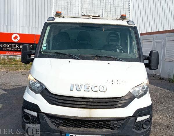 IVECO DAILY 35C12 BENNE AVEC COFFRE ACIER DIESEL – 136741 KMS – ANNEE 2018 BLANC FA-447-CK