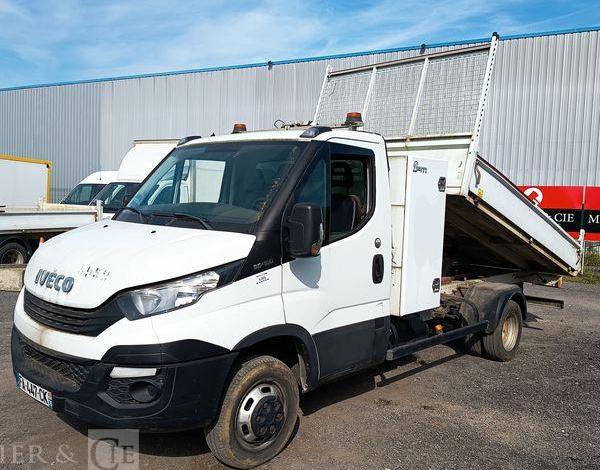 IVECO DAILY 35C12 BENNE AVEC COFFRE ACIER DIESEL – 136741 KMS – ANNEE 2018 BLANC FA-447-CK
