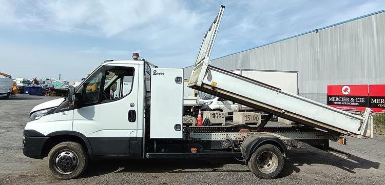 IVECO DAILY 35C12 BENNE AVEC COFFRE ACIER DIESEL – 136741 KMS – ANNEE 2018 BLANC FA-447-CK