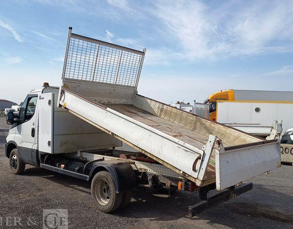 IVECO DAILY 35C12 BENNE AVEC COFFRE ACIER DIESEL – 136741 KMS – ANNEE 2018 BLANC FA-447-CK