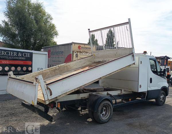 IVECO DAILY 35C12 BENNE AVEC COFFRE ACIER DIESEL – 136741 KMS – ANNEE 2018 BLANC FA-447-CK