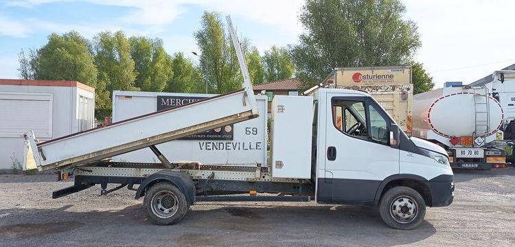 IVECO DAILY 35C12 BENNE AVEC COFFRE ACIER DIESEL – 136741 KMS – ANNEE 2018 BLANC FA-447-CK