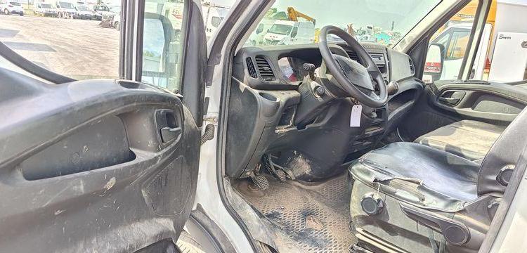 IVECO DAILY 35C12 BENNE AVEC COFFRE ACIER DIESEL – 136741 KMS – ANNEE 2018 BLANC FA-447-CK