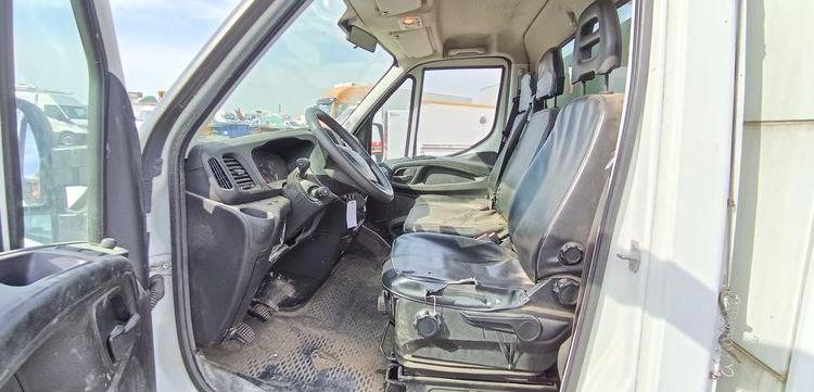 IVECO DAILY 35C12 BENNE AVEC COFFRE ACIER DIESEL – 136741 KMS – ANNEE 2018 BLANC FA-447-CK