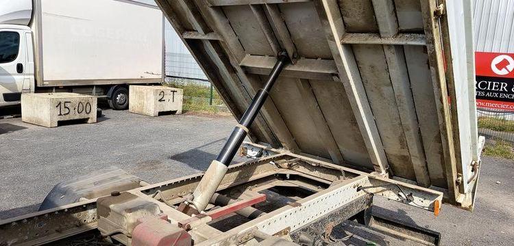 IVECO DAILY 35C12 BENNE AVEC COFFRE ACIER DIESEL – 136741 KMS – ANNEE 2018 BLANC FA-447-CK
