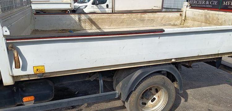 IVECO DAILY 35C12 BENNE AVEC COFFRE ACIER DIESEL – 136741 KMS – ANNEE 2018 BLANC FA-447-CK