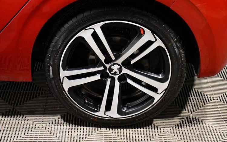PEUGEOT 208 1,2 PURE TECH 110 GT LINE S&S ROUGE FJ-986-FF