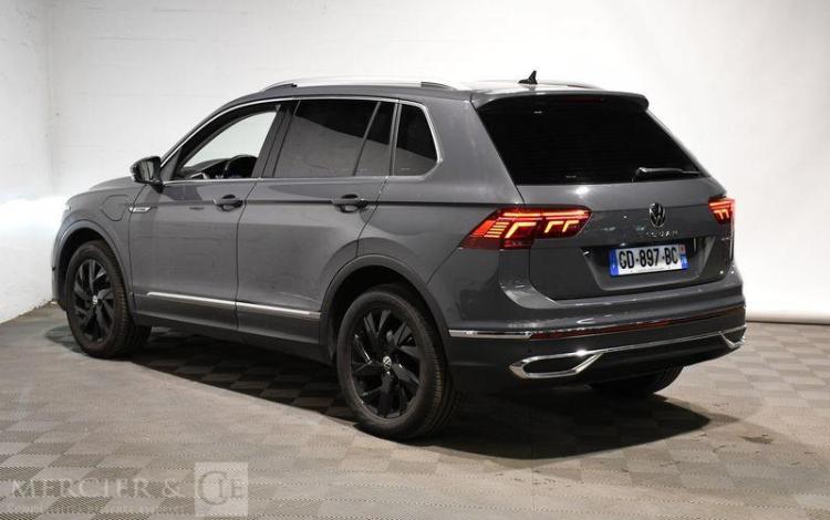 VOLKSWAGEN TIGUAN GRIS GD-897-BC