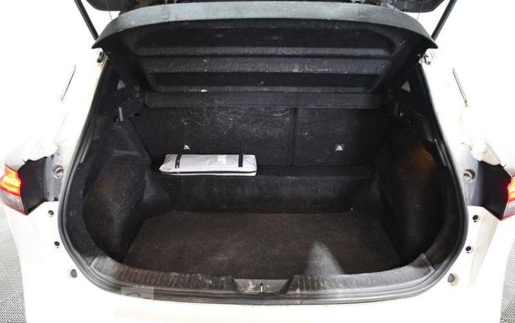 NISSAN QASHQAI BLANC GG-529-NK